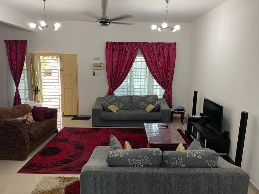 Nice Seremban 2 1/2 Storey House With 4 Rooms المظهر الخارجي الصورة